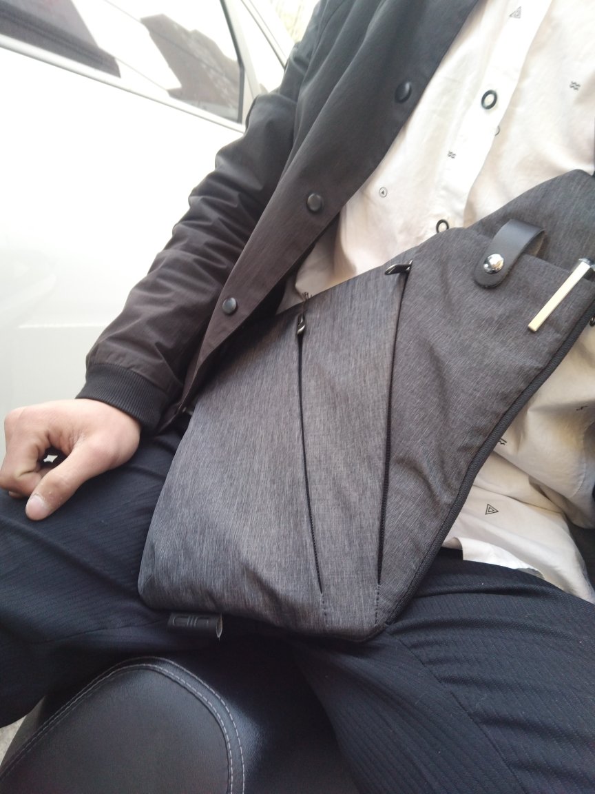 还不错的一个包。只不过不能装太多东西、有时候装盒烟都走形了。