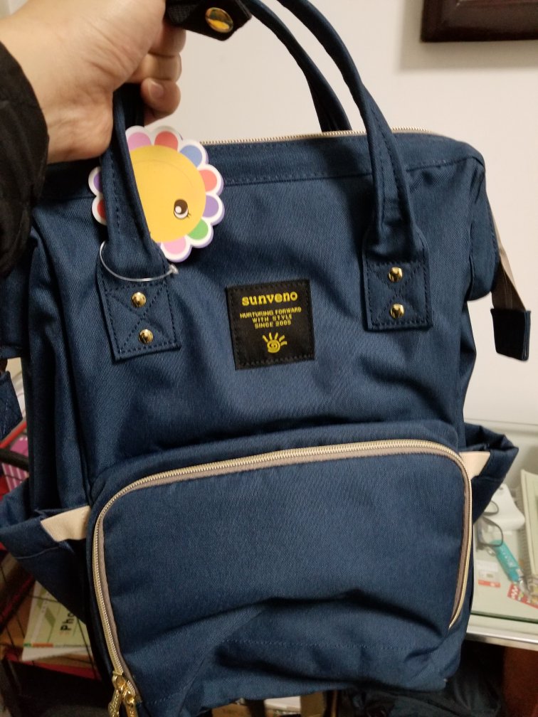 赠品一起送来了,包包也算不上特别高档。用个一年半载就够本了。妈妈啥都不管,都是靠爸爸。