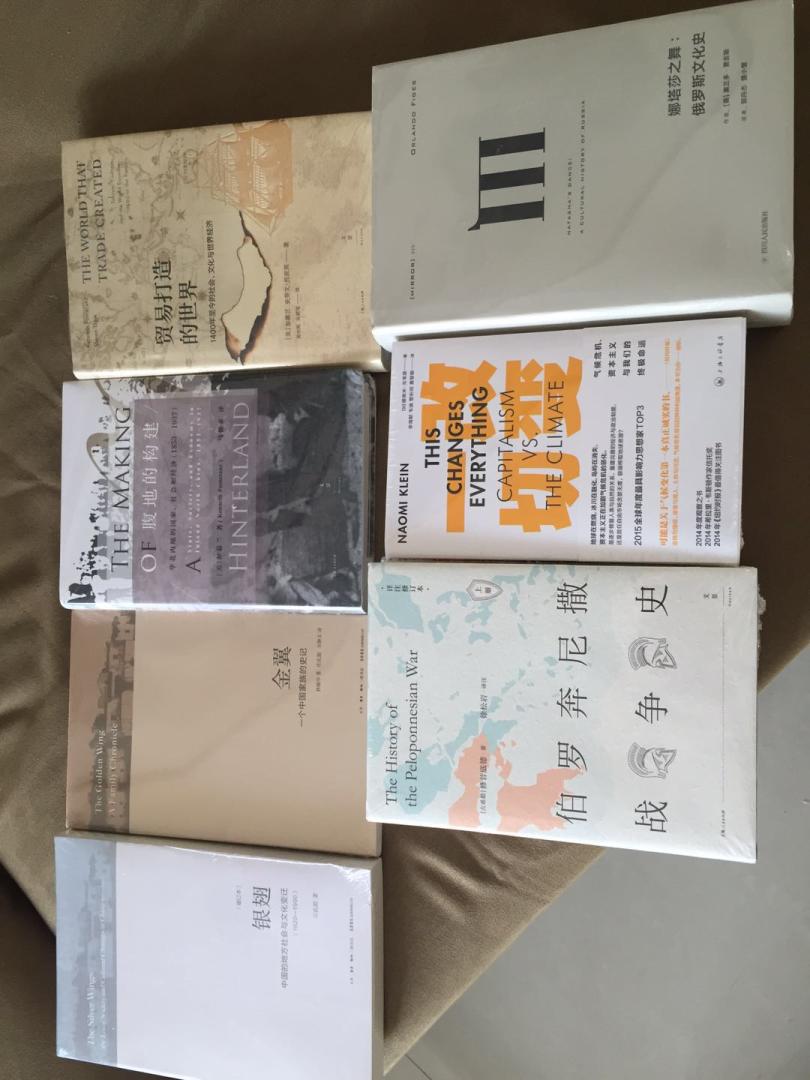 《贸易打造的世界》既是一部经济史也是一部文化史。全书以“贸易”为线索,但不止于贸易。由市场、商品、运输、暴力等等与贸易相关但连接着人类历史发展的重要节点也都一一展现。 相对于其他世界史,《贸易打造的世界》一大亮点是将两位学者的多年学术成果积累,以小见大,将历史、文化、商贸巧妙地融于一体并以生动活泼的方式讲述出来。而其中不乏有颠覆以往传统观念的提问或是论点:人们的胃容量与城市暴动有着怎样的关系?巴西如何能以红木闻名?铁路的建设对于印度现代化的贡献极为渺小?@促使全球化进程加快?看似古老的中国却是许多经济形成的创新之地?……这些问题在书中的答案几乎颠覆了人们以往的传统观念,由此对全球化及其历史产生进一步的思考。