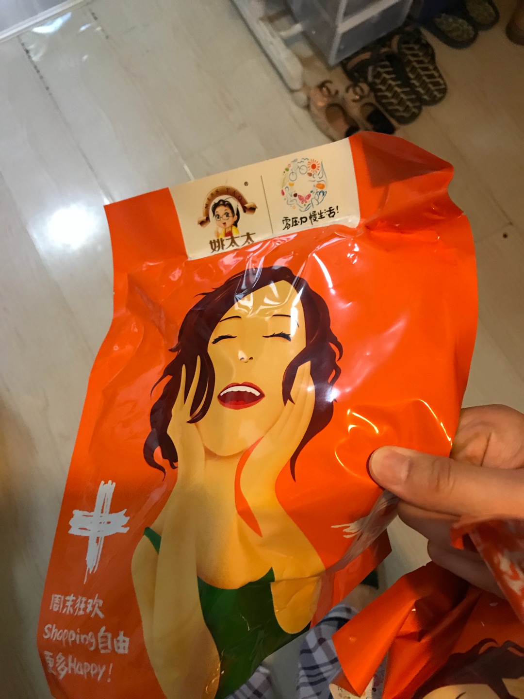 经常网购,总有大量的包裹收,感觉写评语花掉了我大量的时间和精力!所以在一段时间里,我总是我又总是觉得好像不去评价或者随便写写!但是,有点对不住那些辛苦工作的卖家客服、仓管、老板。 于是我写下了一小段话,给我觉得能拿到我五星好评的卖家的宝贝评价里面以示感谢和尊敬!首先,宝贝是性价比很高的,我每次都会先试用再评价的,虽然宝贝不一定是最好的,但在同等的价位里面绝对是表现最棒的。的配送绝对是一流的,送货速度快,配送员服务态度好,每样东西都是送货上门。希望能再接再厉,做得更大更强,提供更多更好的东西给大家。为的商品和服务点赞。