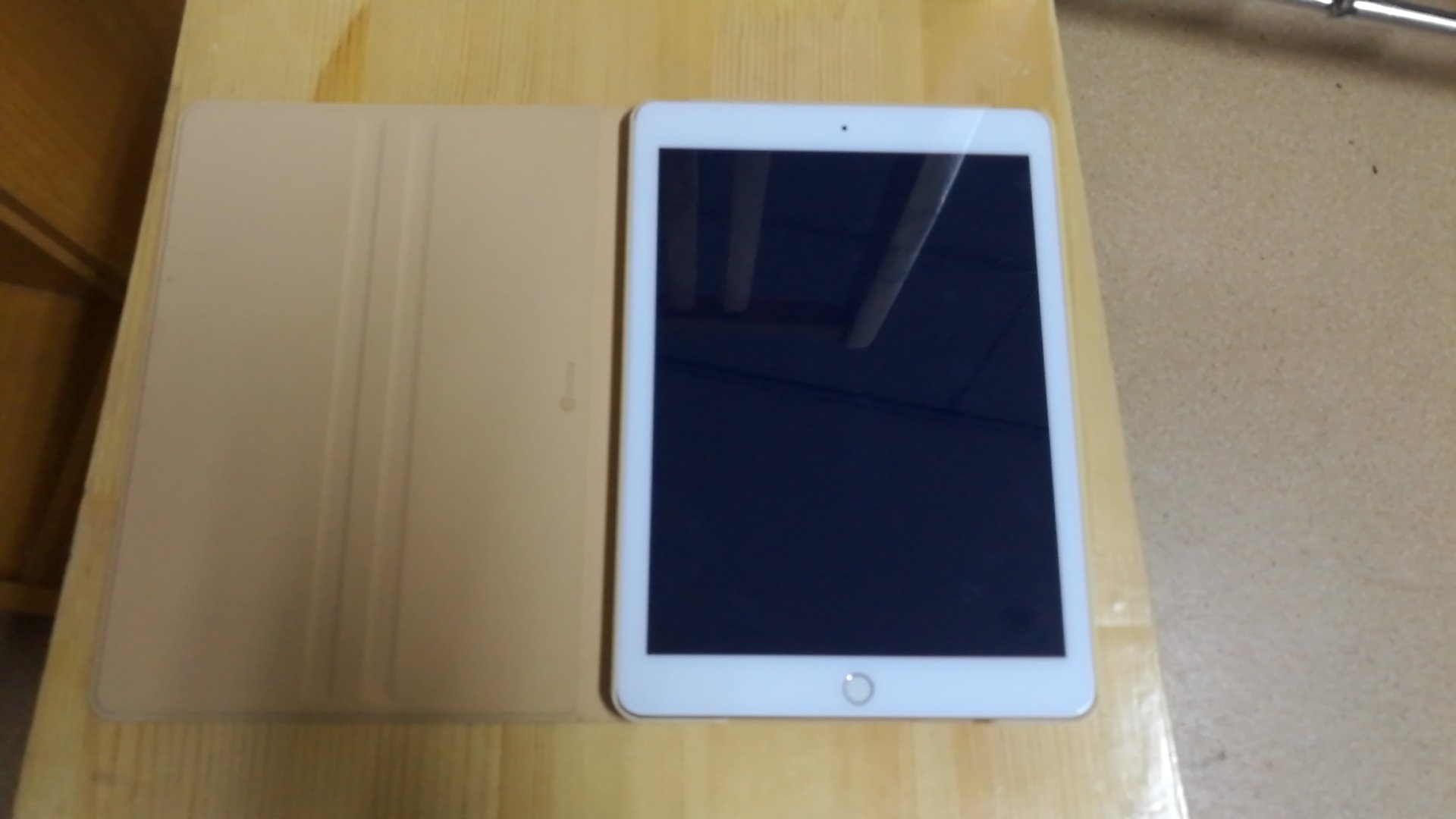 我的是18年的ipad,尺寸大小合适,开孔也不错,挺满意的