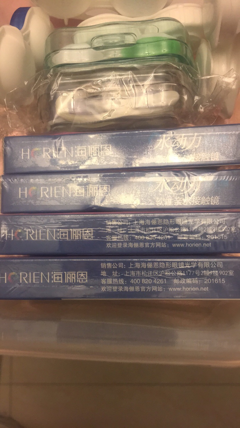 活动时候买的,第一次接触这个牌子的隐形眼镜,护理液倒是常用,价格美丽。一直都戴博士伦,海俪恩比博士伦感觉有些厚,而且戴段时间后觉得比较干。介意勿拍!