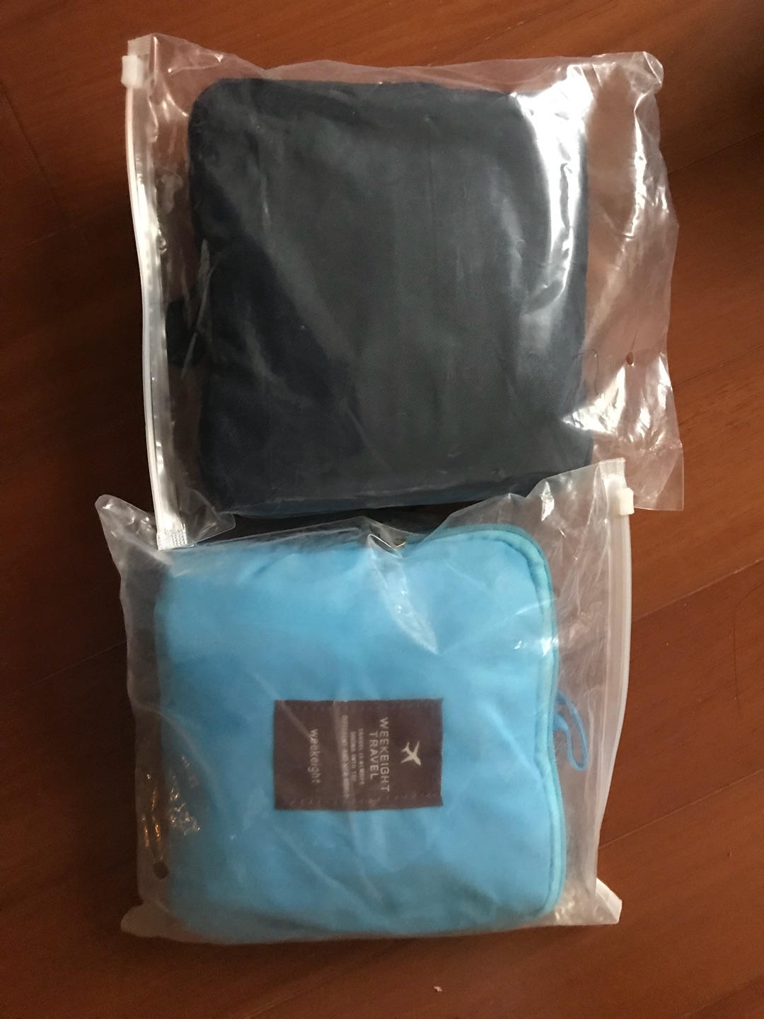 买了两个,比想象的大一些,一个当收纳袋装衣服了,一个放箱子里旅游时备用。