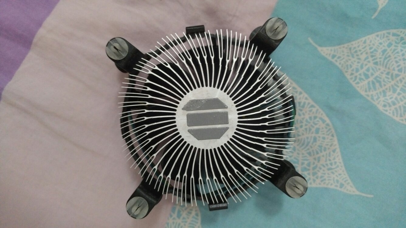 一次点亮,温度控制的很低呀!搭配的风扇声音很小