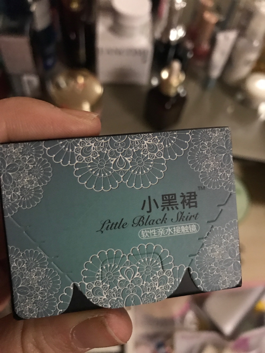 不知道是跟我的眼睛和还是怎么回事之前用其他的隐形眼镜带了八个小时以后,眼睛就非常干涩,很难受,想要把隐形眼镜取下来,这个隐形眼镜从来都没有这种感觉,一天戴12小时都可以。