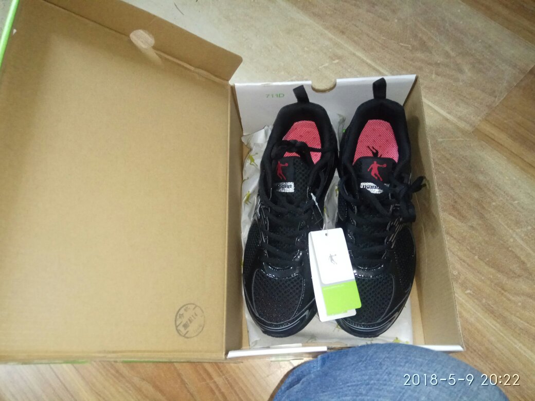 这是在商城这家店里买的第二双这样的鞋子了,去年买的一双,质量挺不错的。这双鞋子是帮朋友买的。物流的速度挺快的!在这里感谢一下快递小哥!