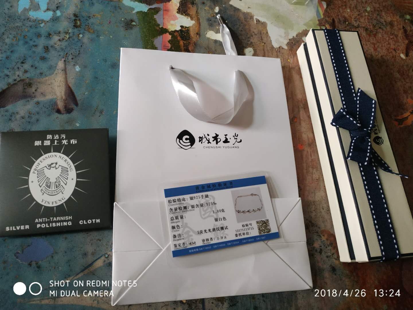 包装精美,手链闪亮好看,还有证书,好评