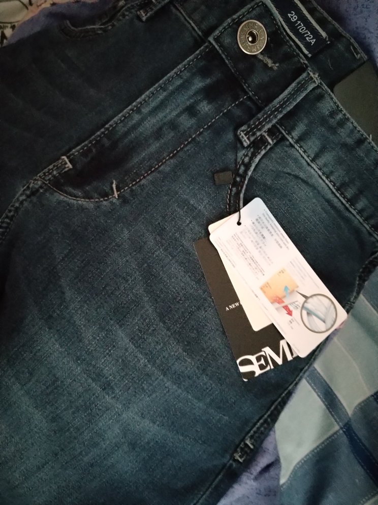 有点掉色,不是很严重,不过还是不要和浅色衣服一起洗,以防万一
