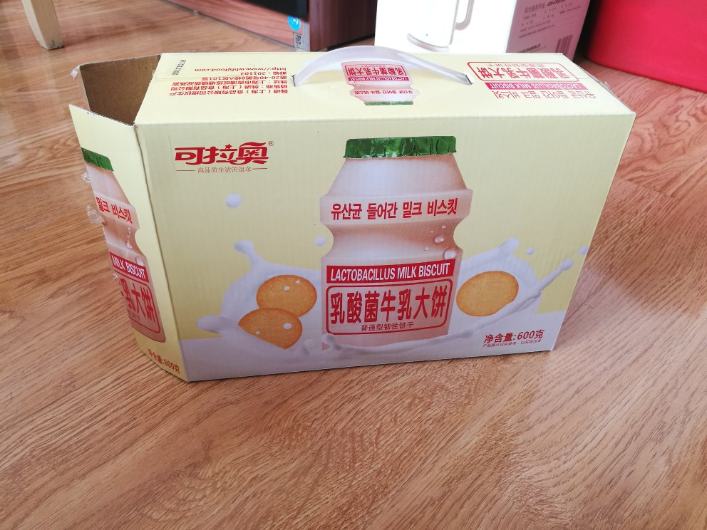 第一次购买,味道还是不错的,配上牛奶当早餐吃。纸箱里是分为四组小包装的,挺方便的。价格也很优惠,的配送速度还很快。