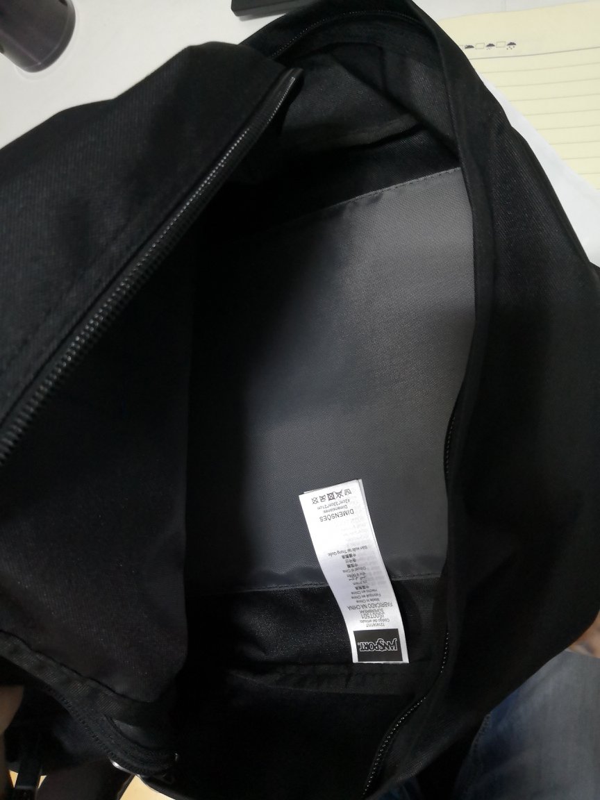 有点薄,款式还行,很轻便,不知道质量怎么样,先试试看