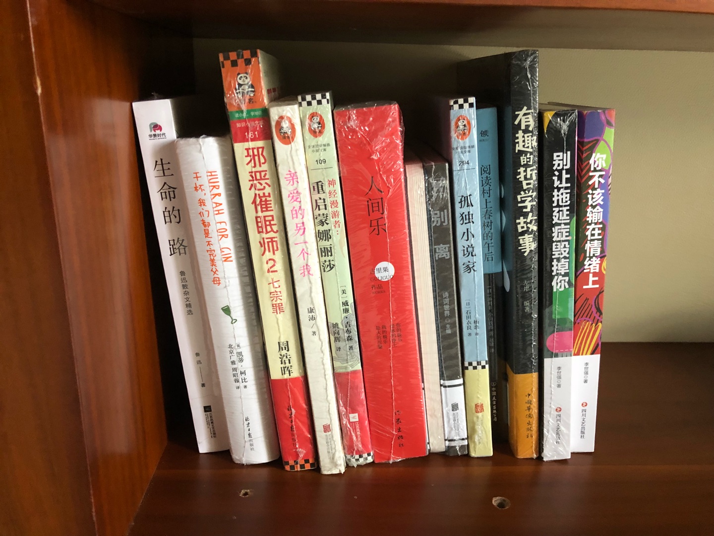 我是我们村里第一个网购的人,我们这里大部分人都是用的小灵通,只有村长家有一部智能手机。当听说我要网购的时候,整个村都震惊了,村长跑到我家对我爸说,你家娃是不疯了。媳妇也跟我闹离婚这日子还过不过了。面对着重重压力,我依然坚持要买,我相信我这一个月工资不会白花。终于,快递小哥骑着摩托车出现了,小哥就像下达圣旨一样神圣。当快递小哥依依不舍的把快递交到我手上,我对他说只要你好好努力,不出十年你绝对可以拥有。在快递小哥泛着泪光的注视下,我颤抖着拆开包裹。那一刹那,感觉我的眼睛都要闪瞎了。oh my god,此物应只有天上有,只恨我读书少,无法用华丽的词语来形容它。我拿着它骄傲的站在村口,顿时整个村都沸腾了,大姑娘小媳妇拼了命的向我涌来,更有人趁我不备的时候想摸摸它,我不给她们摸,她们就要跳井。就连村花都红着脸要跟我回家,看着隔壁老王凶恶的目光,才想起这是他花了一麻袋地瓜换来的老婆。吓得我赶紧收起它,挤出人群落荒而逃。