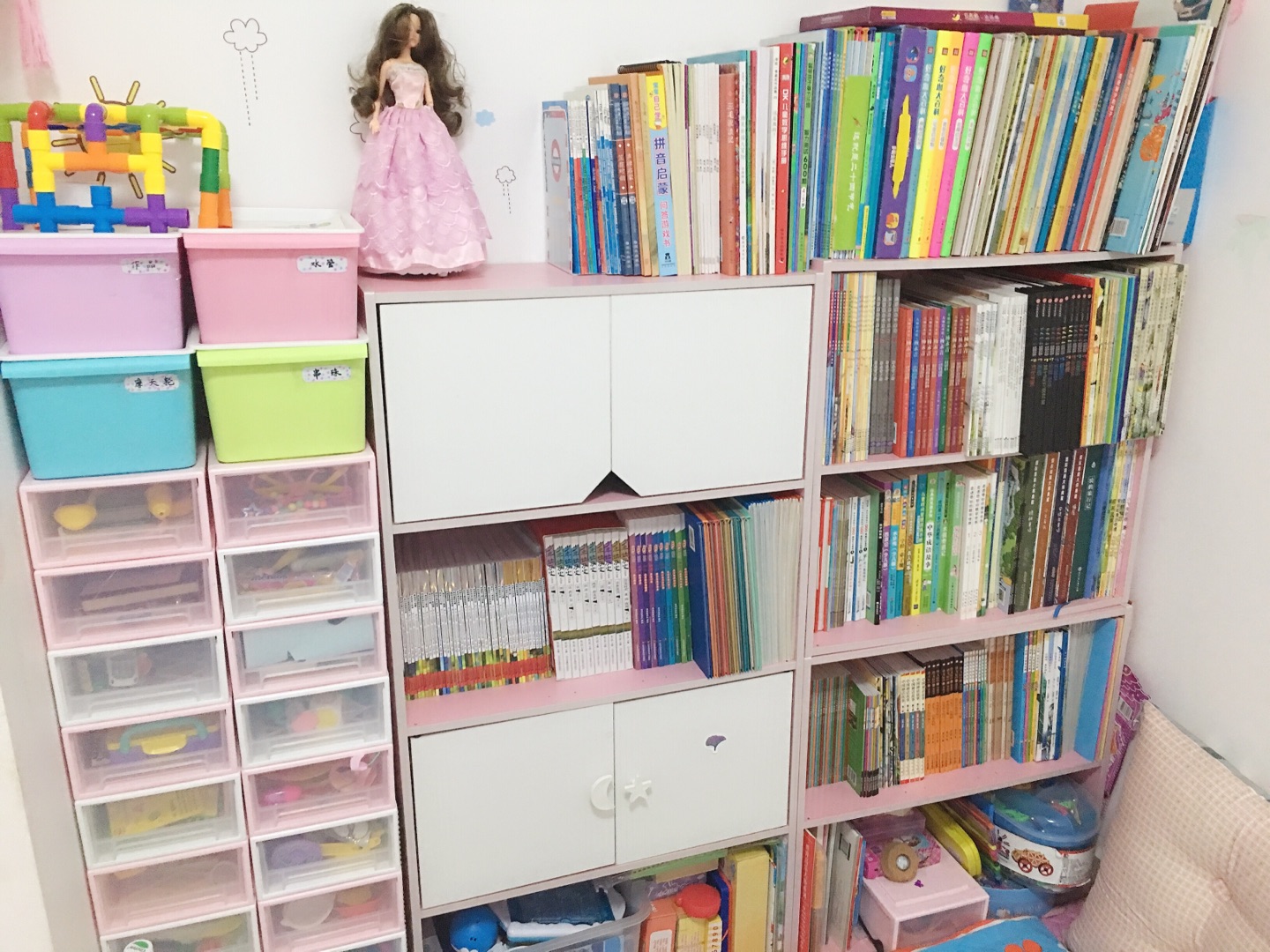 曹文轩的作品适合孩子看,更适合大人看。他自觉地关注少年儿童的内心世界和精神状态,告诉我们苦难是我们一定会经历的,我们要直面它,淡然处之。