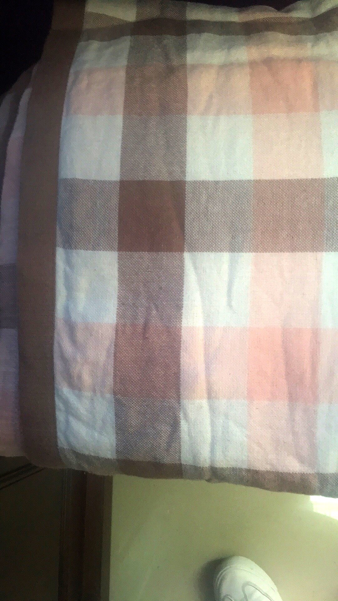 办公室午休的时候用的,其实家里的夏凉被很多了,只是更想买一床单人的,家里太大有时候容易掉地上。我个人喜欢纯棉的,这款被子就和家里的毛巾质量一样,新的时候有点味道,随便洗一次用点柔顺剂就很完美了,透气,盖起来不闷热。