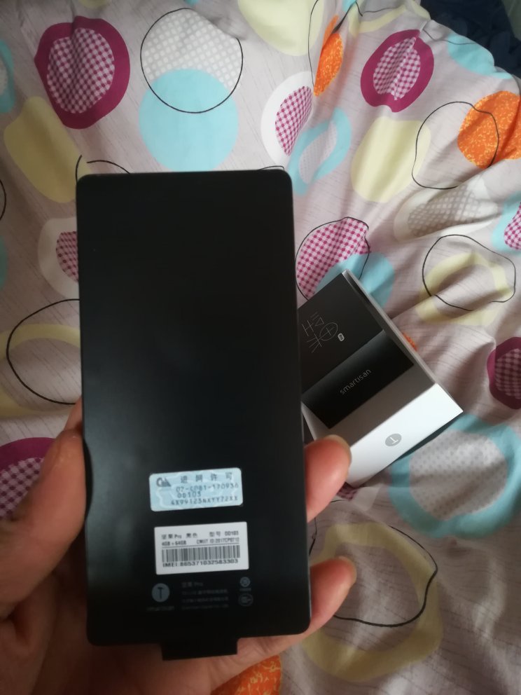 使用了几天了继续追评下下,首先声明我不是黑户也不是托,客观真实的点评,该手机系统简单便捷易上手,手机里自带的部分软件不喜欢的可卸载,闪电胶囊一健等筹比较新鲜实用有创意,说明老罗的团队工程师是很用心的,这个点赞。电池快充待机方面做的挺好相信广大锤友们都认可,指纹,脸部解锁很实用,也很快。其中有不方便的工具按钮比较死板,例如我要打开手电筒,却要下拉打开通知开关栏,在里面寻找手电筒按钮,你就不能设置一些常用的小工具可以放设置在面板上吗,搞不懂。拍照方面不是很理想我也就忍了,但我想说打个游戏卡成什么样了,以前用的华为畅享5系列联发科那么古的处理器,同样的sim卡同样的网络都没卡成这个鬼样(以cf手游*战王者为例),那好吧我忍了不打游戏可以吧,但你的手机信号时有时无,通话断断续续,我想请问锤孑团队,你这个手机叫我怎样用啊……