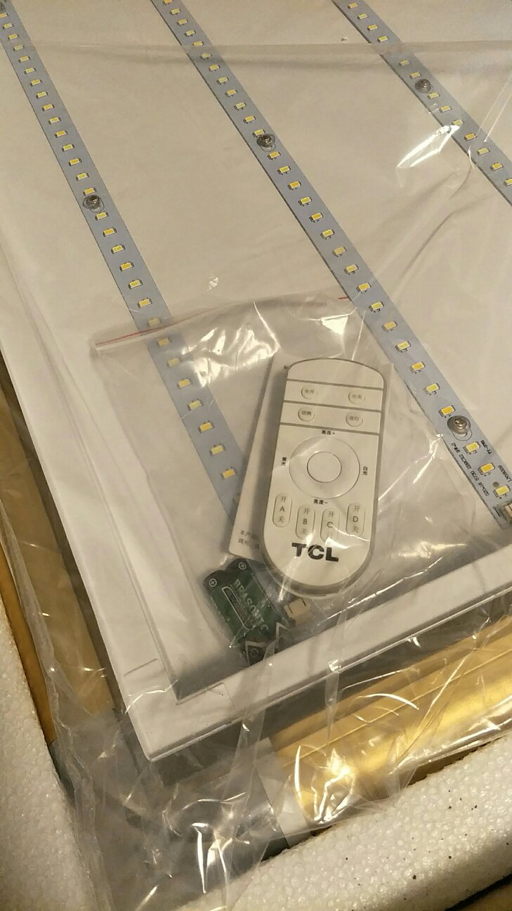 包装很好,做工也不错,遥控器自带电池很人性。家里装修还没有装上,很漂亮~对了,价格好,哈哈
