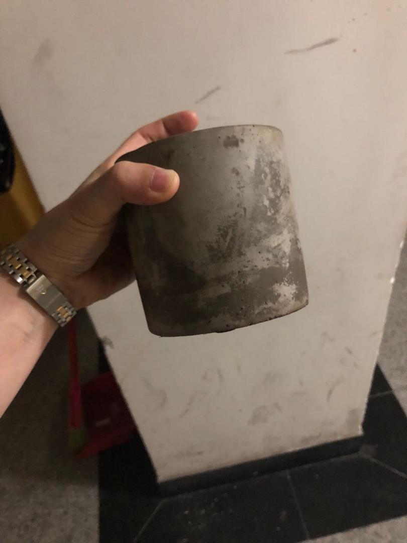 图片中明明是白色的花盆,结果送过来的是一个很久的灰黑色的花盆,奇丑无比,我就是看上了那个花盆才一起买的。实在不忍心扔掉花,只能重新找了一个花盆把君子兰移过去
