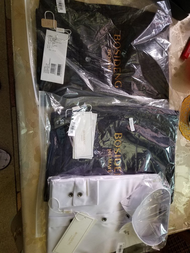 做工一般,裤子可能还不如超市里打折处理的百十来块一条的裤子,衬衣一看就不是棉的,应该是化纤材质,也就薄款是真的,懒得退了,凑合穿吧!这个波司登不知道是什么来路,网上查了好像是说灵经过波司登授权的网路营销专用品牌,估计就是个借鸡下蛋的模式,挑剔者慎入吧!