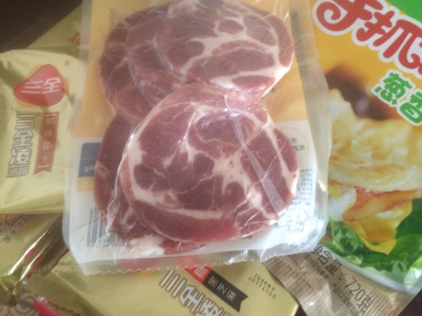 这次买了好多汤圆,各种口味都有,待慢慢品尝。
