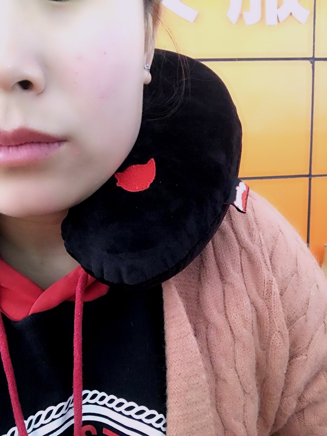给我姐买的,她说出乎意料的软,带着特别舒服,快递也比较快,毕竟是亚一的老板啊。