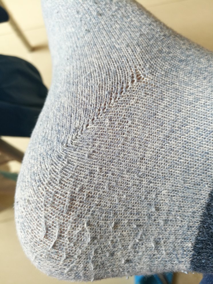 袜子穿着挺舒服,就是质量太差,穿了两三次,毛就蹭出来了