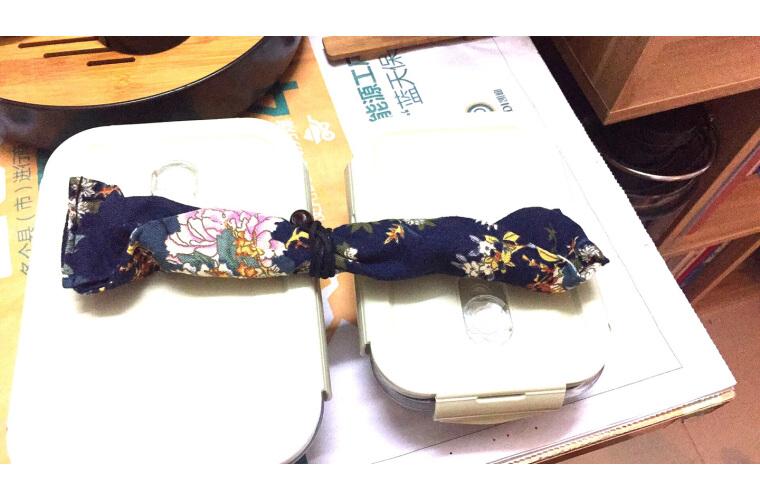 牡丹花的袋子有种惊艳的感觉,不管是会想到唐朝还是日式和风,对于美的感受没有太大区别吧。洗后用了下筷子,轻巧却又坚实,不像不锈钢筷子那样容易滑。筷子勺子都挺不错的