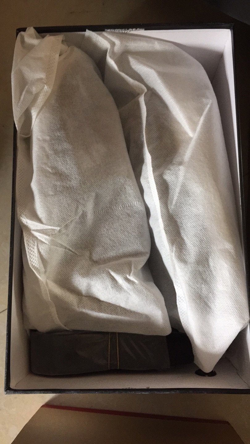 看评论好几个说偏小的,所以买大了,重新换回平时的尺码穿了刚刚好。服务还是很不错的。