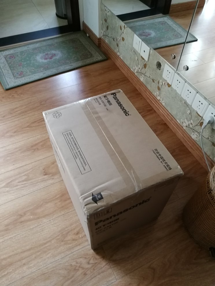 不是全新包装,应该是台样机或返修机,内包装泡沫有灰尘,不锈钢盆有轻微划痕,这么大的公司做这种事真让人失望。使用功能正常懒得换了。