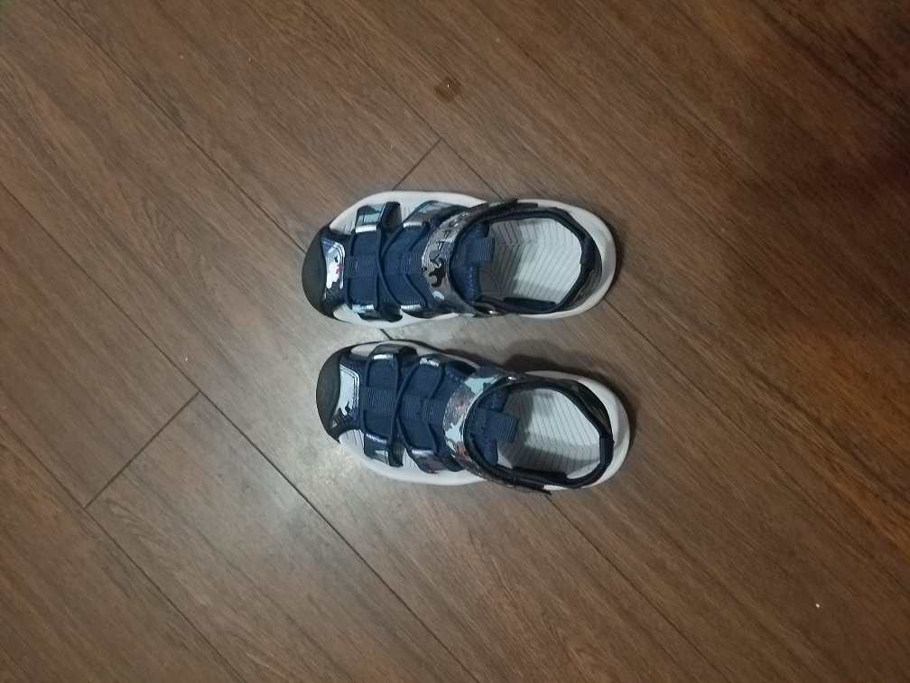 鞋子很好,做工不错,盒子有点圧扁了
