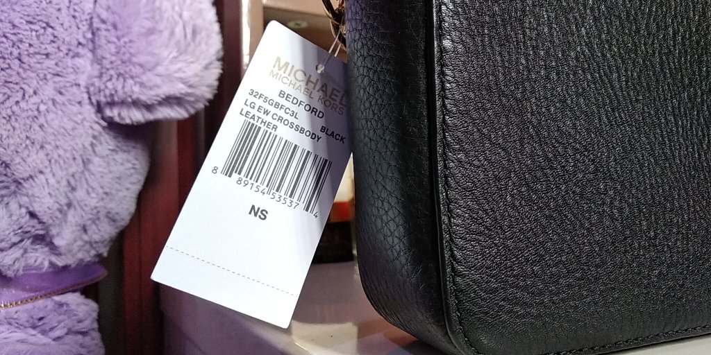 摸起来很软很舒服,应该是正品 老婆生日礼物 很喜欢 大小也合适