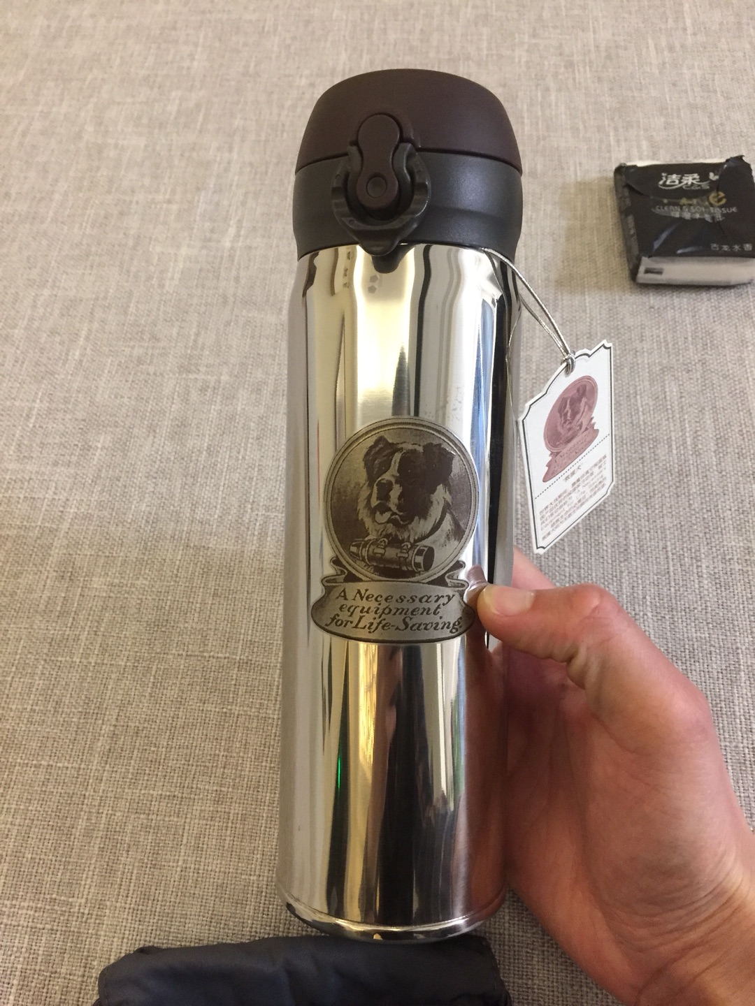 已使用几天有余,保温效果杠杠滴,杯子质感很好,高端大气上档次!相信自营,我选择。