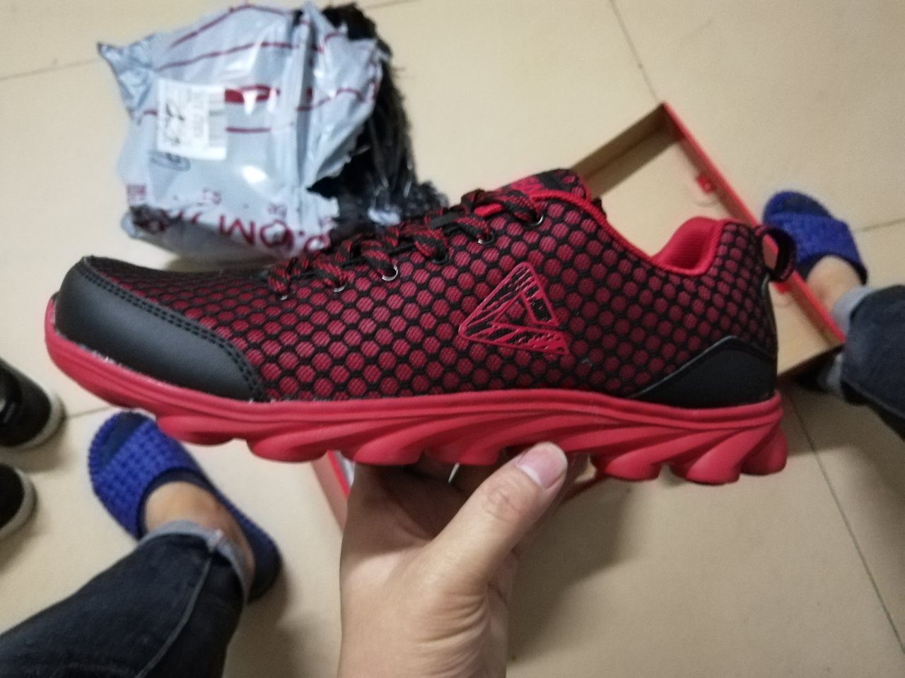 很轻,就是款式有点老,不过质量还好