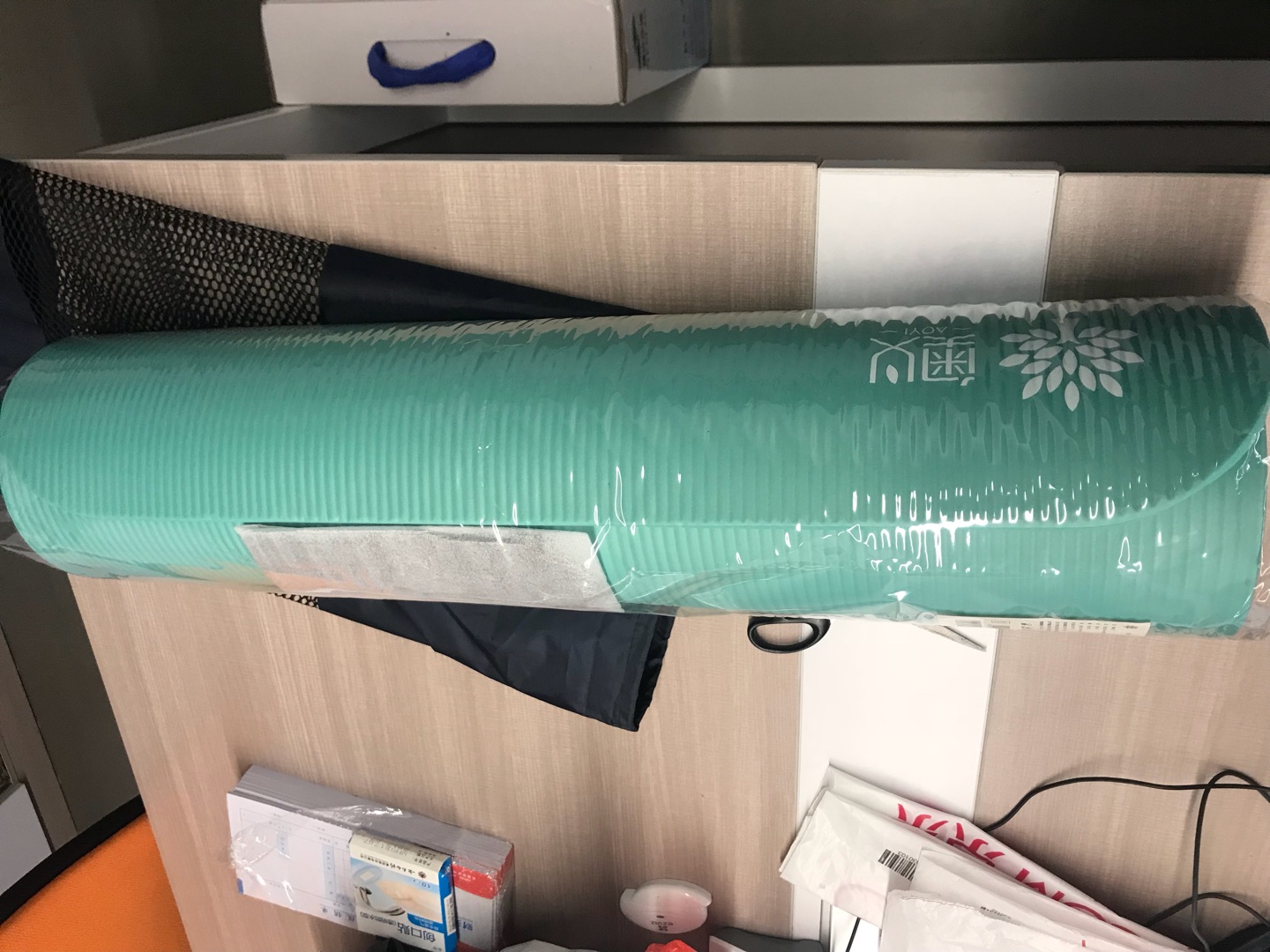 物流很快,一天就到了。非常快。瑜伽垫子,即可做运动,也可瑜伽。物美价廉,挺好用的。非常好的一次购物。以后就来这家,主要是物流快。不用等待。也没有异味什么的。很厚。实用。夜色多样,选择余地大。包邮。服务好。值得信赖的商家。以后还会来