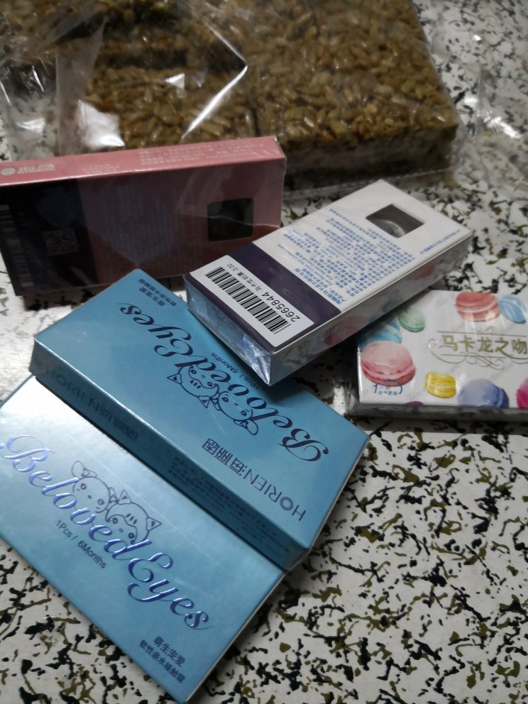 太抠门了,买那么多盒,连个眼镜盒也没送。