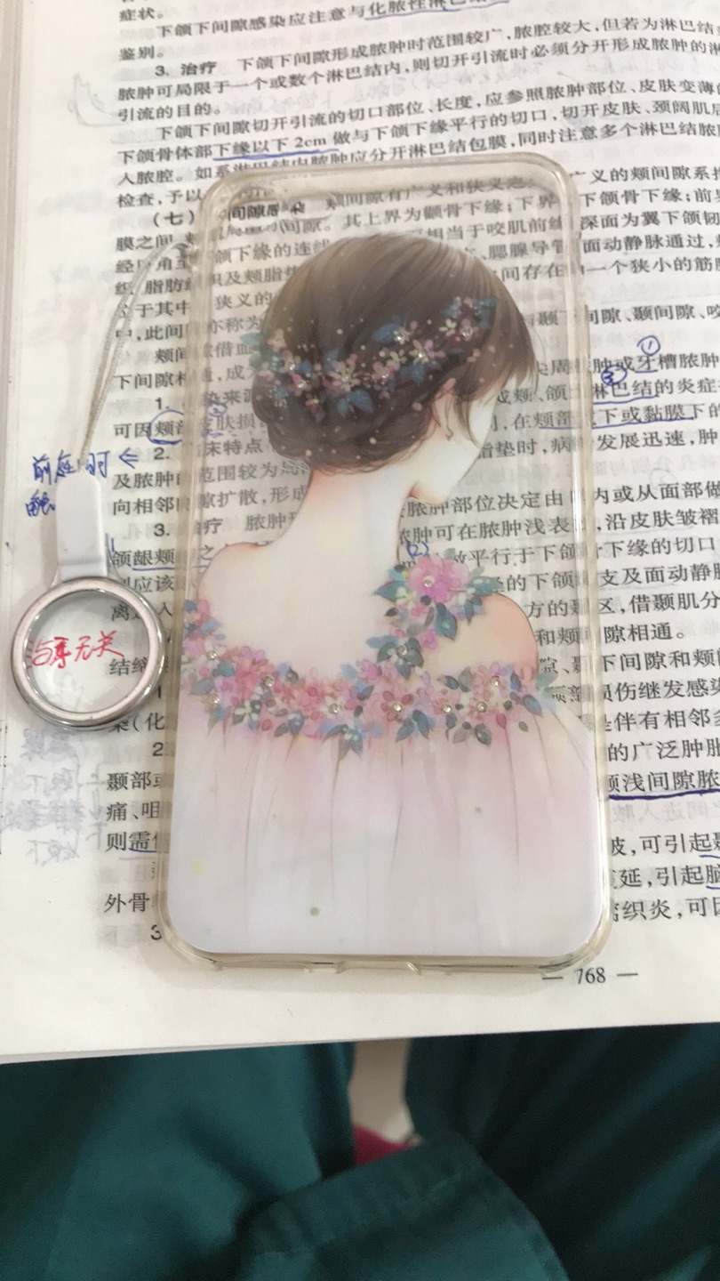 物流管理人员态度好,快递员服务态度好,使用起来手感不错,头发的钻石在壳的中间,表面是光滑的按键也不费力,大手电时,手机壳可以把光分散,挺好看的