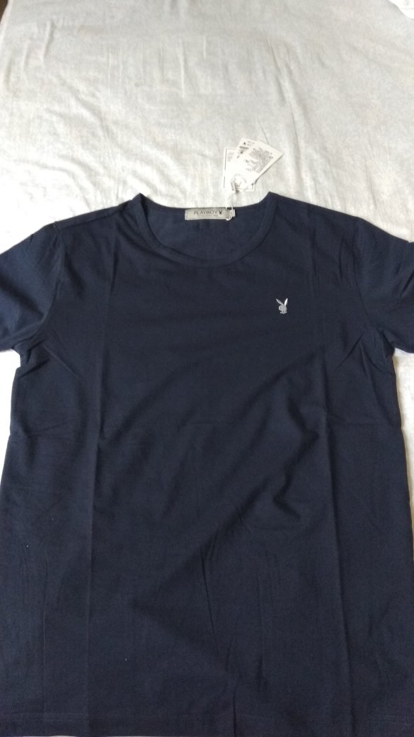一下子买了两件,布料不错。穿起来很舒服