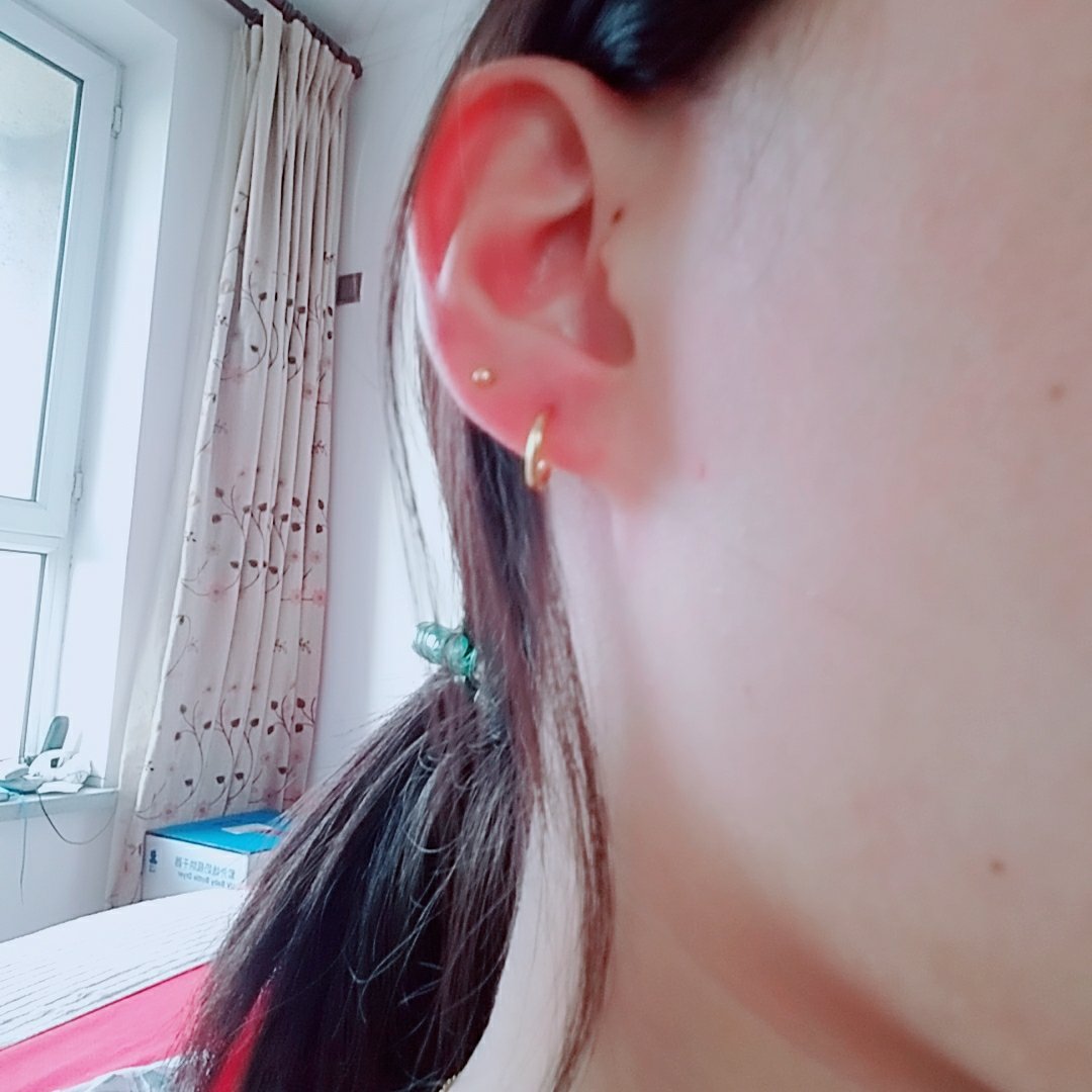 真的很不错,个图片上的一样,很亮,带上一定不会丢很紧,很个性很美