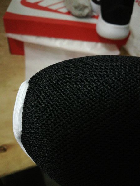 不管怎么说 先给快递小哥?一个 这样的垃圾货谁敢买 都不敢穿出去 还有浓浓的胶水味 自营的