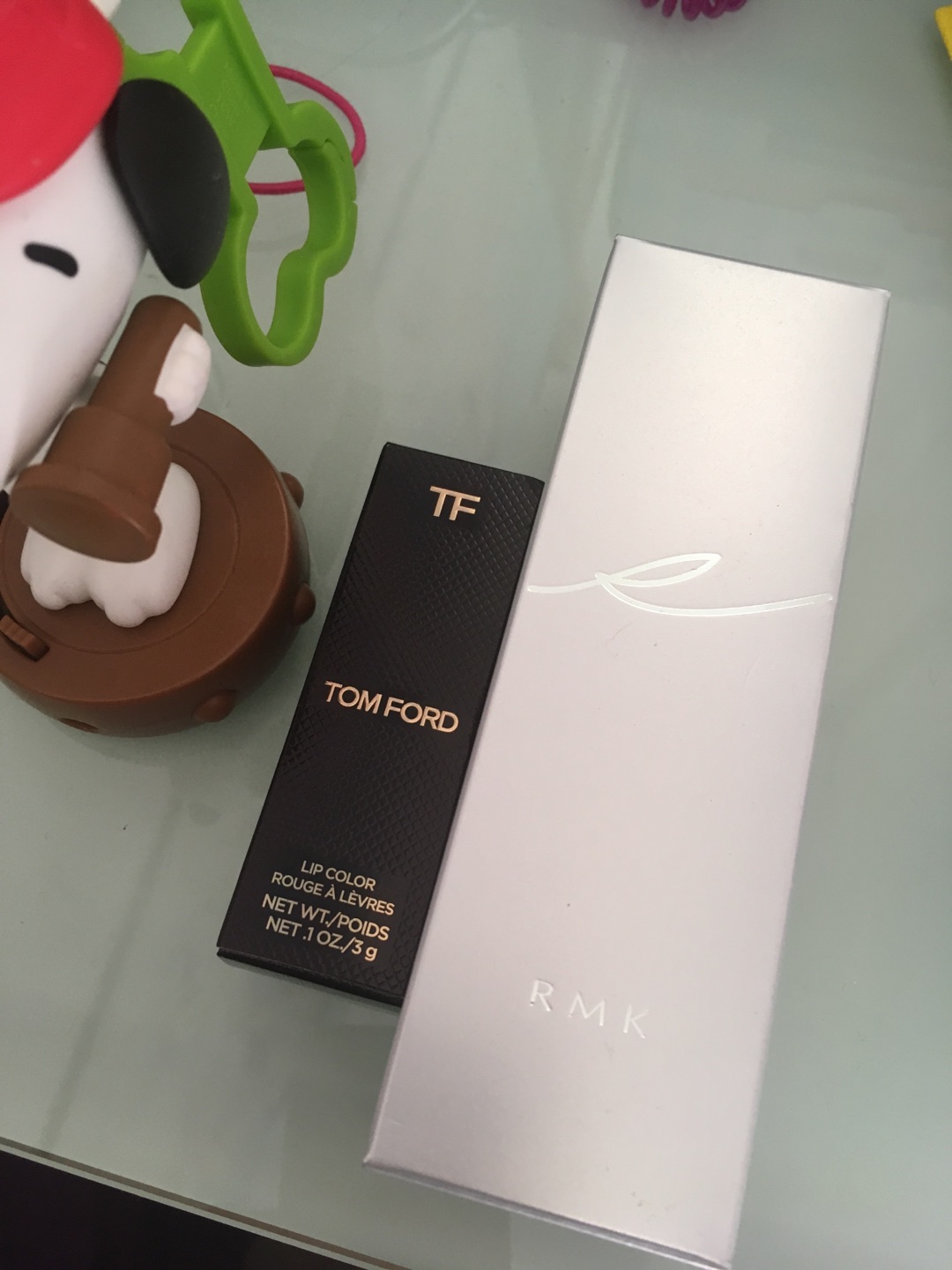 粉底挤出来觉得很暗,但用起来很自然很服帖,很好用。