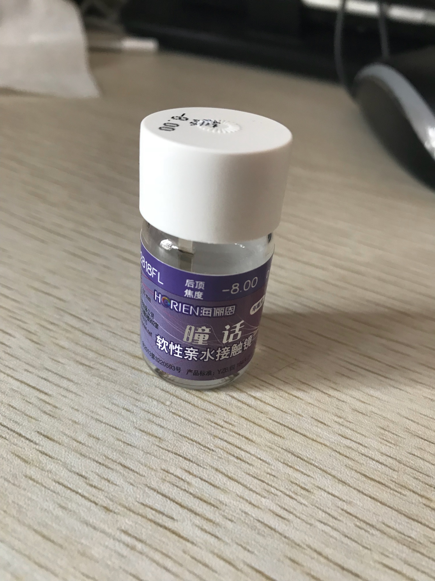 以前都买全棕色的,这次全棕色卖光了,只有这个带点棕,周围一圈是黑的,没想到带上效果挺好的,比想象的自然很多。活动价也比较优惠。但是日期很不新鲜了,包装也较简陋,总体对得起价格。