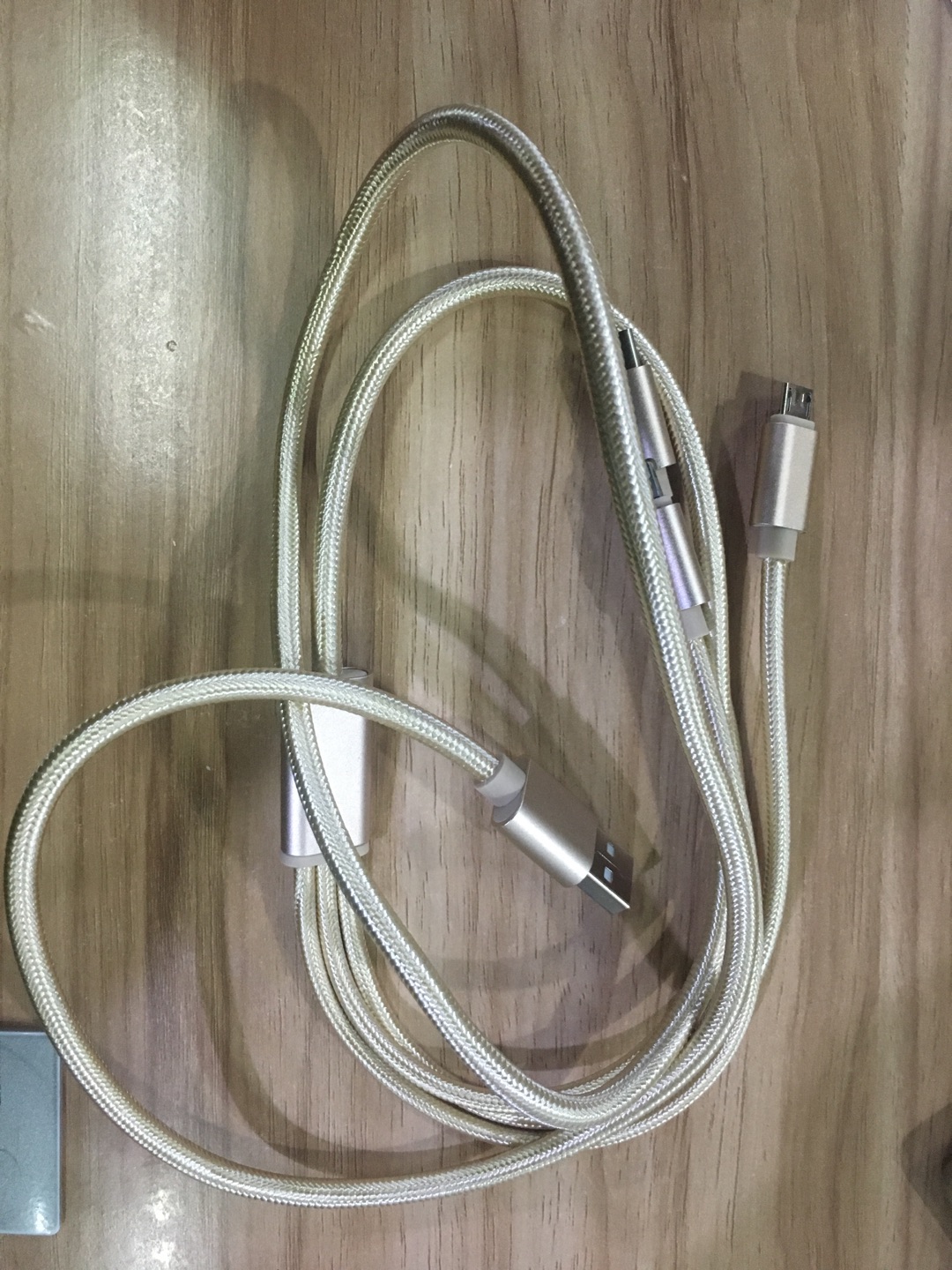 之前在这里买过一条type-c的,质量不错,这条一拖三,线比较粗,做工还可以,时间来证明耐不耐用喽