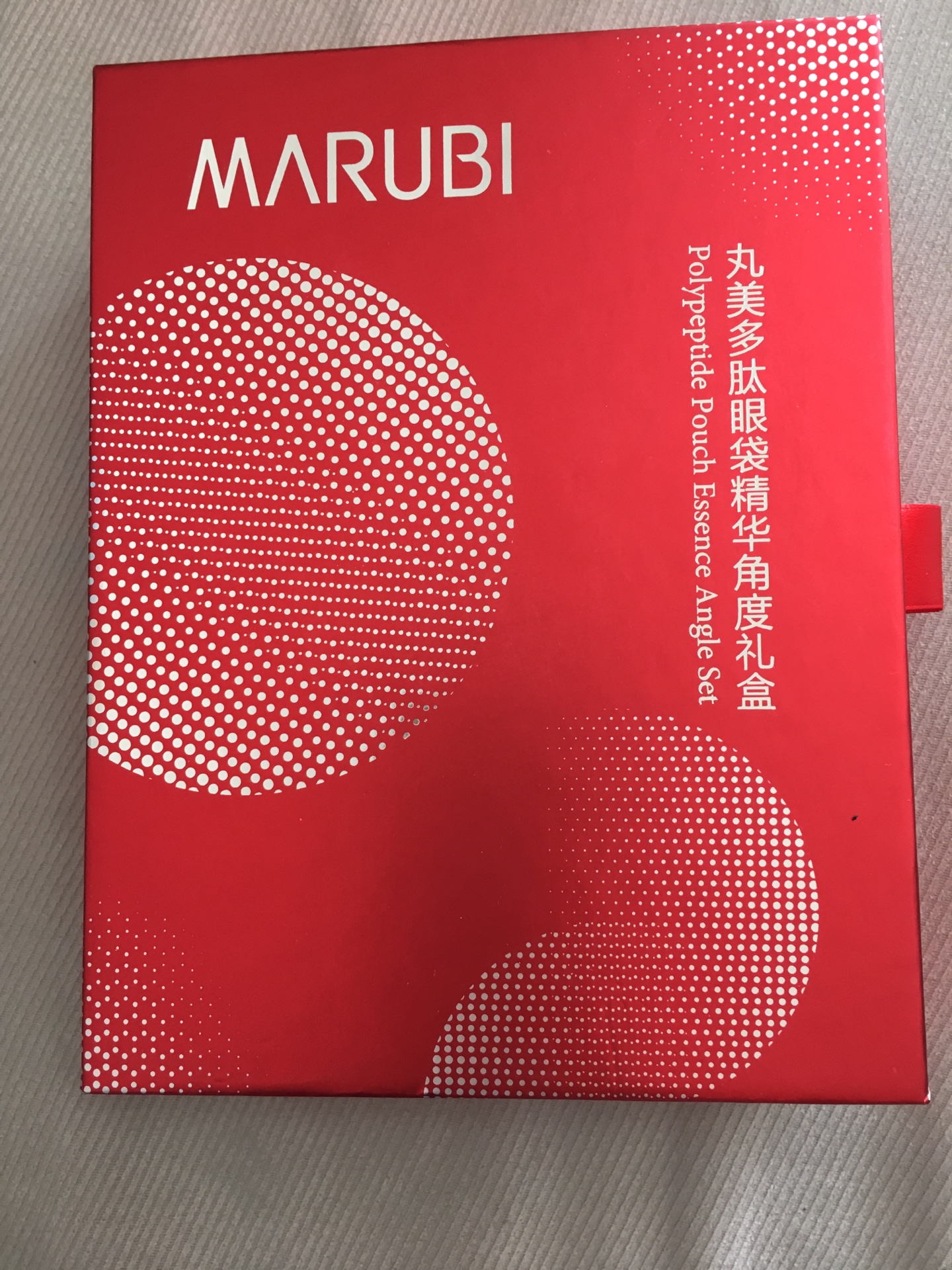 昨晚买的,今上午就到了,超快的!拿到手就迫不及待的用了一下,感觉还不错,不油腻很清爽,期待丸美能够消除我眼周的细纹。