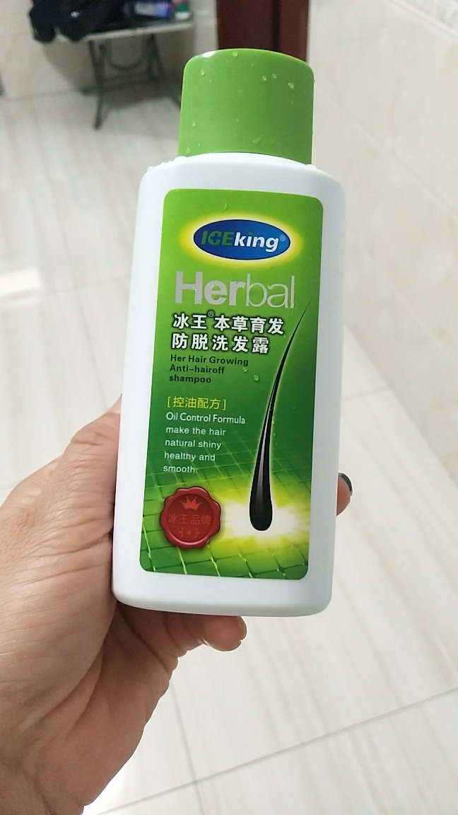 一点作用都没有,还那么贵,头发是越洗越掉,没买或想买的,千万别上当了,旺我初评给了好评,还不如600ML20多元的生姜洗发水!