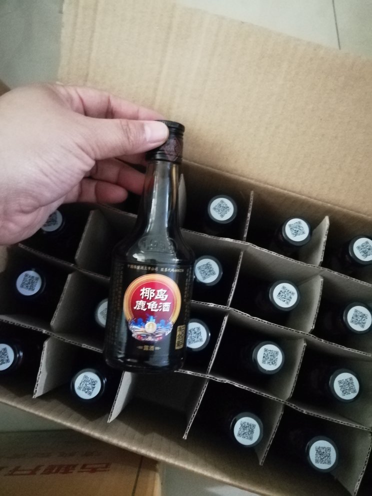 药物的味道比酒味大,挺新鲜,长辈喜欢,对我来说有点像霍香正气水