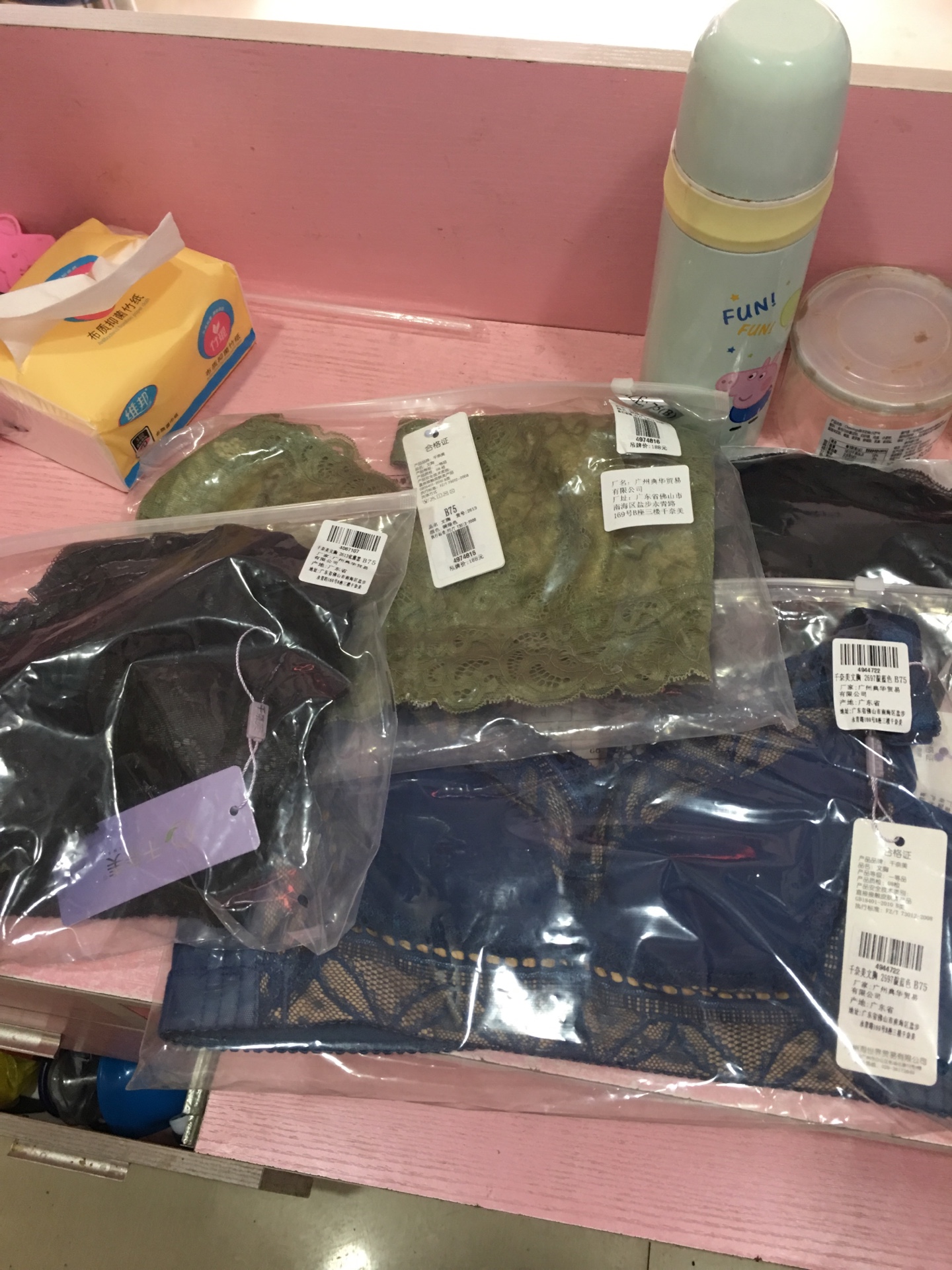 文胸是薄款,夏天穿很好?。帮大妈买的,她很喜欢?