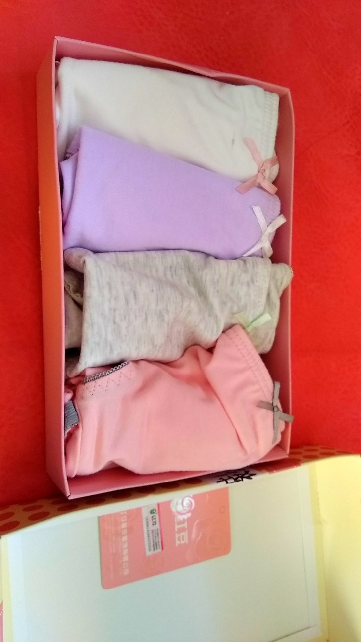 质量挺好的,摸起来也很舒服,价钱要是能便宜点就好,还没穿,等着以后再说