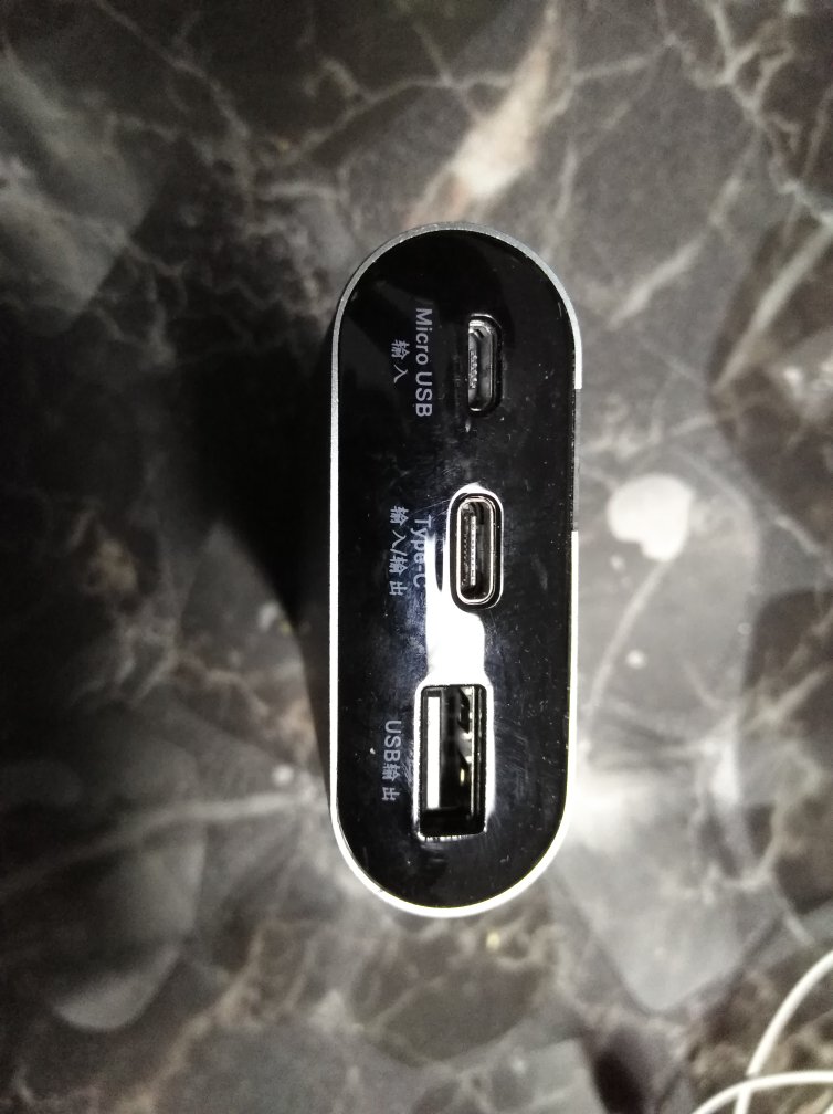 物流很快,充电宝现在用着还行,是国产的用着看吧!