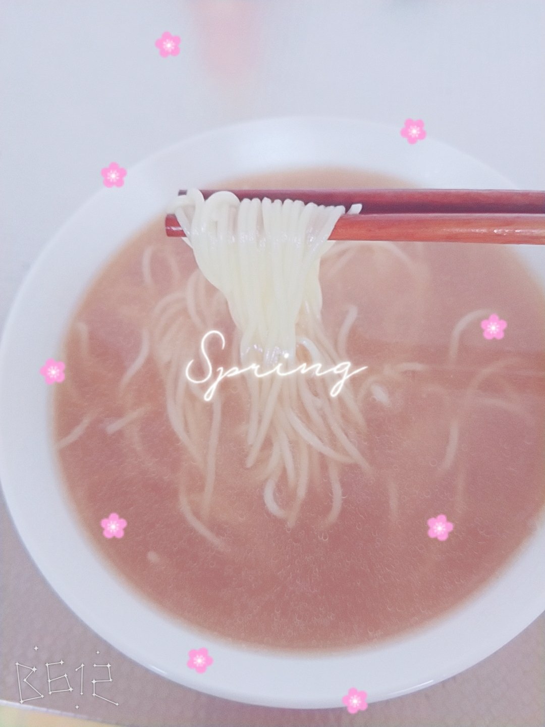 一包是两人份,鸡汤和面条都各自分成两份的,对我来说很贴心,因为我就一个人吃,可以煮两次了,感觉真的很方便快捷,比煮方便面都快,一分钟搞定一碗鸡汤面,味道还相当不错呢!