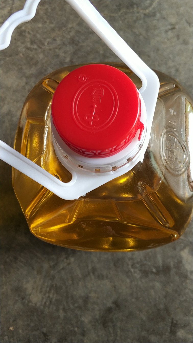 快递小哥送货速度飞快,包装就一层保鲜膜儿,油桶上部磕了一个大坑,还好桶命大。生产日期17年10月份,时间有点长了。价格不便宜,改天坐飞机去生产厂家看看到底是非转基因的菜籽油吗?