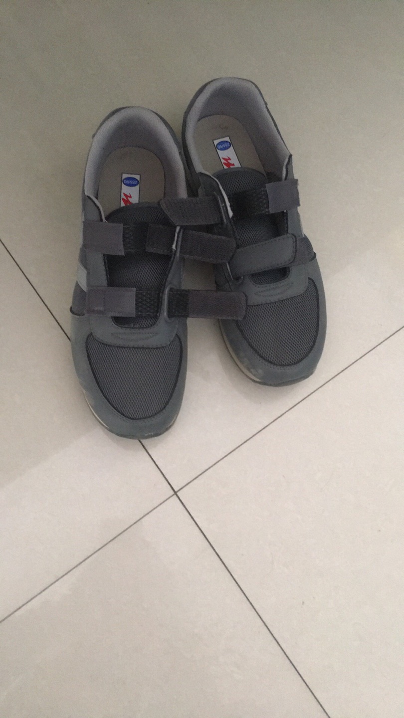 鞋子绝对不错。我老爸穿着说很舒服。