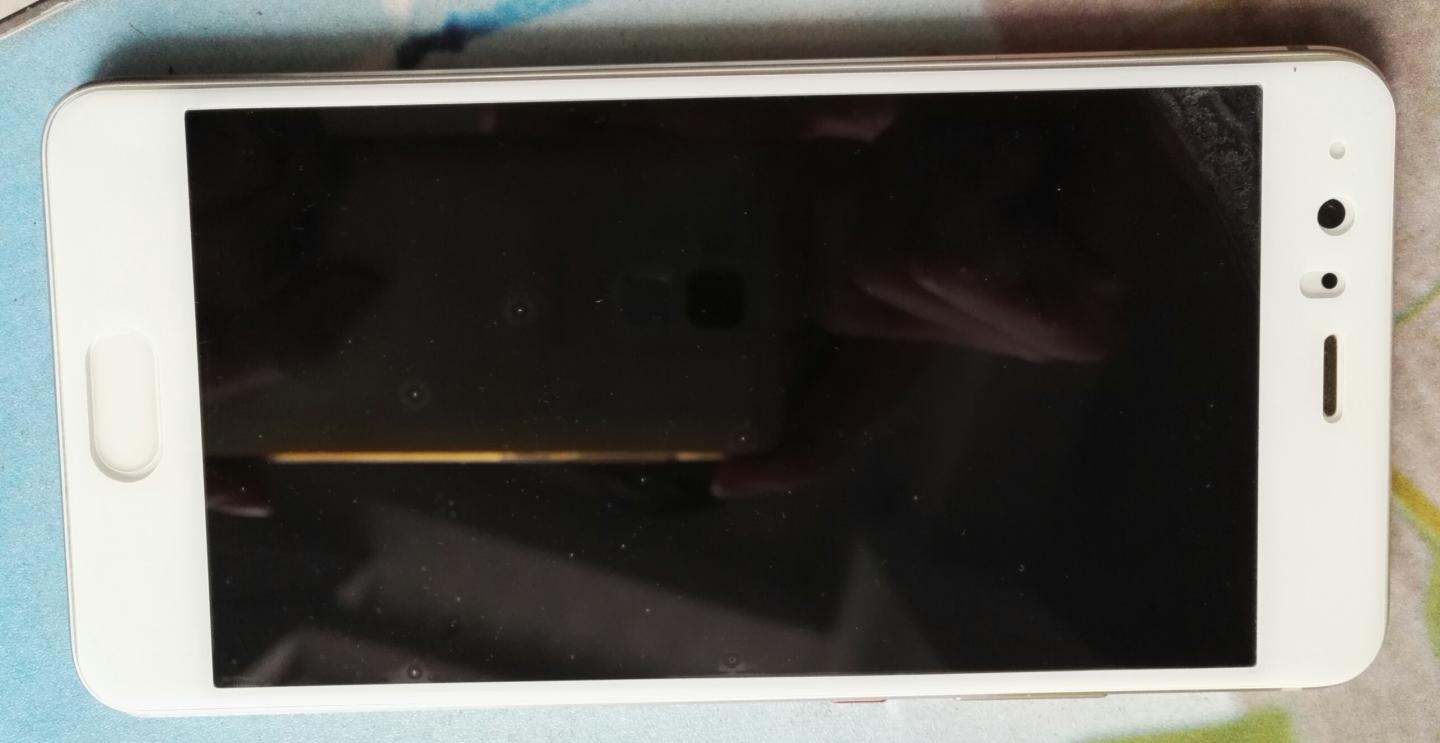 如此大的白边,还有谁。贴上去后手机瞬间变成了P10。